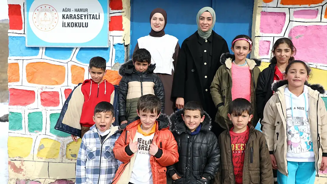 Ağrı'da çocukluk arkadaşı olan öğretmenler aynı köy okulunda eğitim veriyor