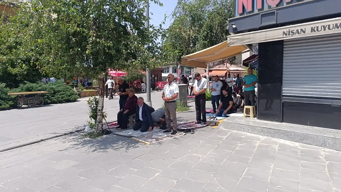 Ağrı'da Cuma namazı açık havada kılındı