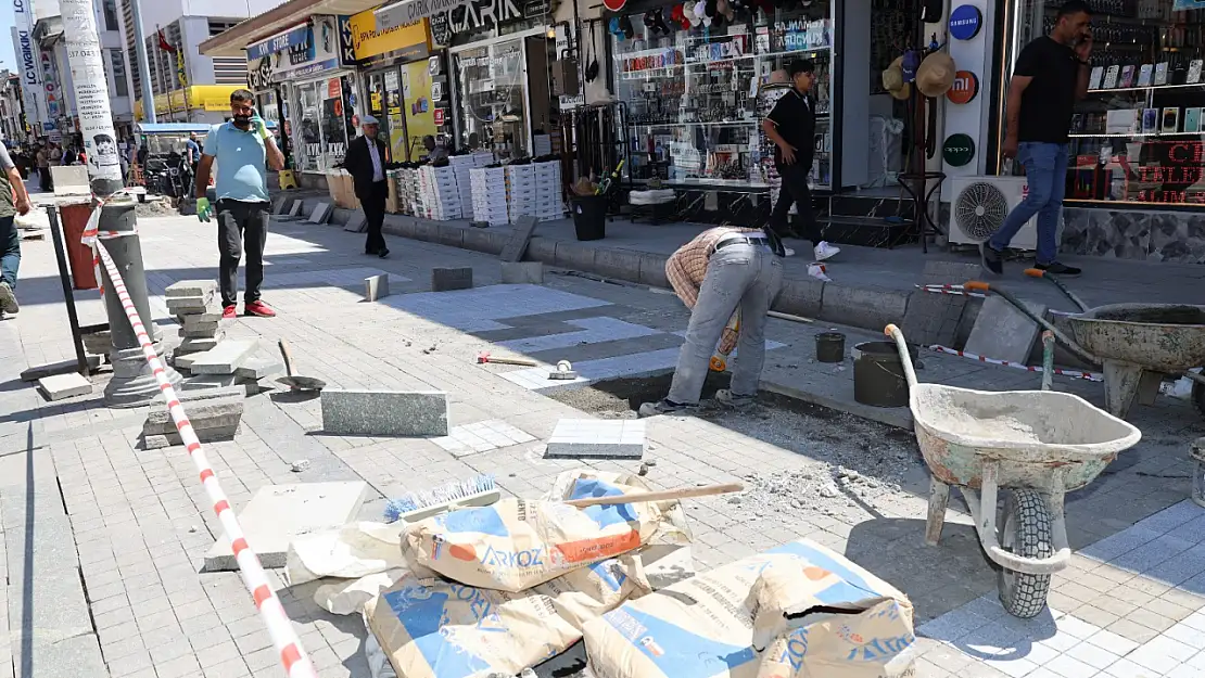 Ağrı'da Cumhuriyet Caddesi'nde zemin onarım çalışmaları başladı