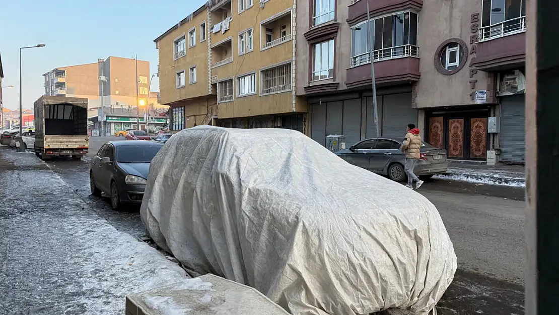 Ağrı'da don tehlikesine karşı araç sahiplerinden ilginç önlemler