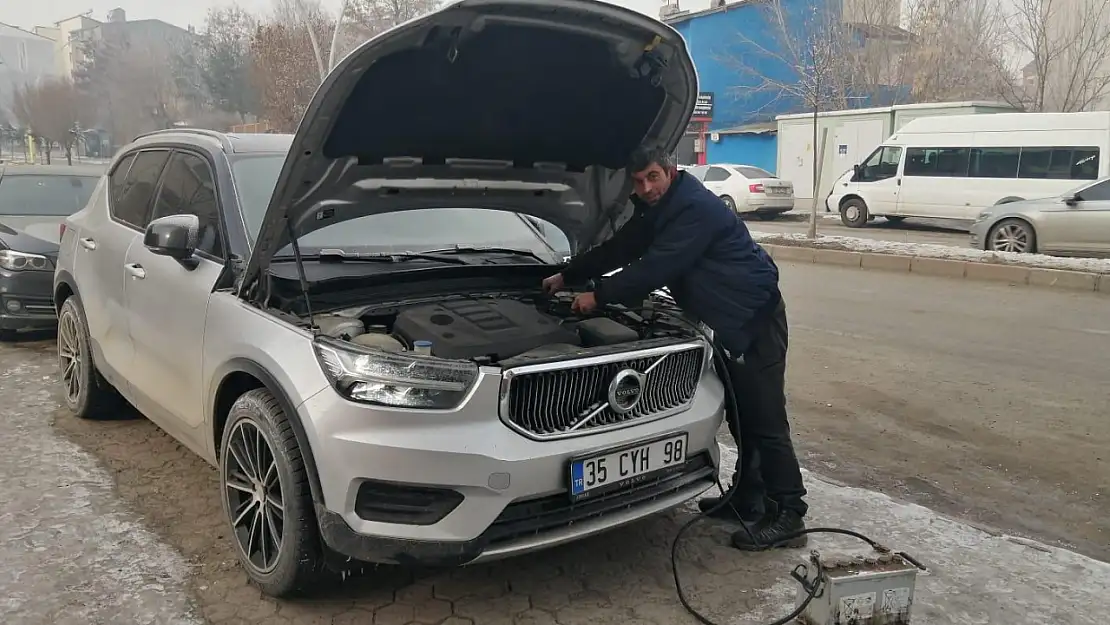 Ağrı'da donan araçların imdadına oto elektrikçiler yetişti