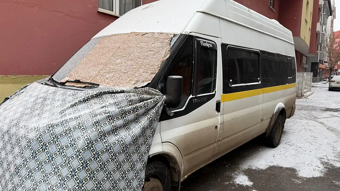 Ağrı'da dondurucu soğuklar araçlara battaniye sardırdı