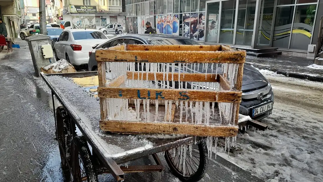 Ağrı'da el arabası ve ekmek kasasından buzlar sarktı