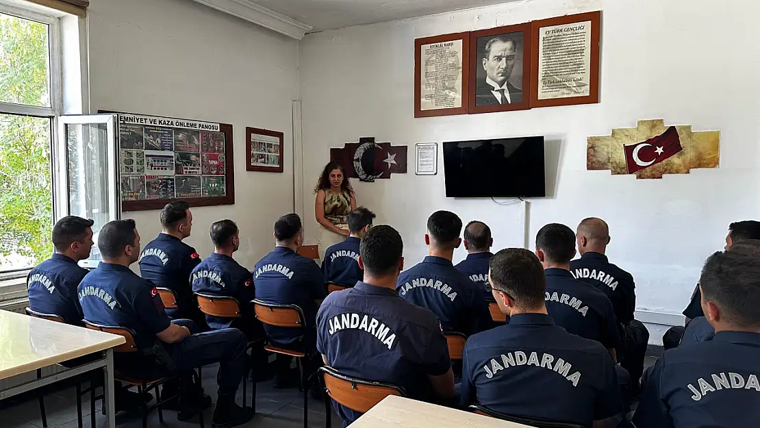 Ağrı'da er ve erbaşlara kadına yönelik şiddetle mücadele eğitimi verildi