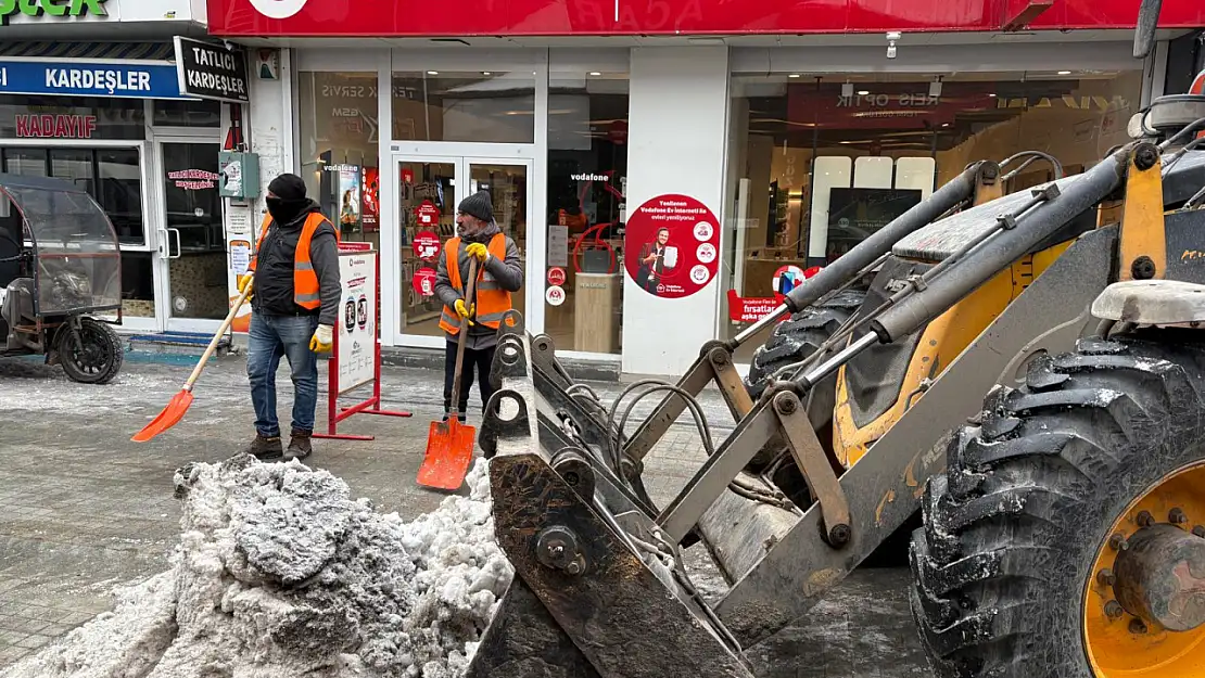 Ağrı'da erimeye başlayan karlar temizlendi