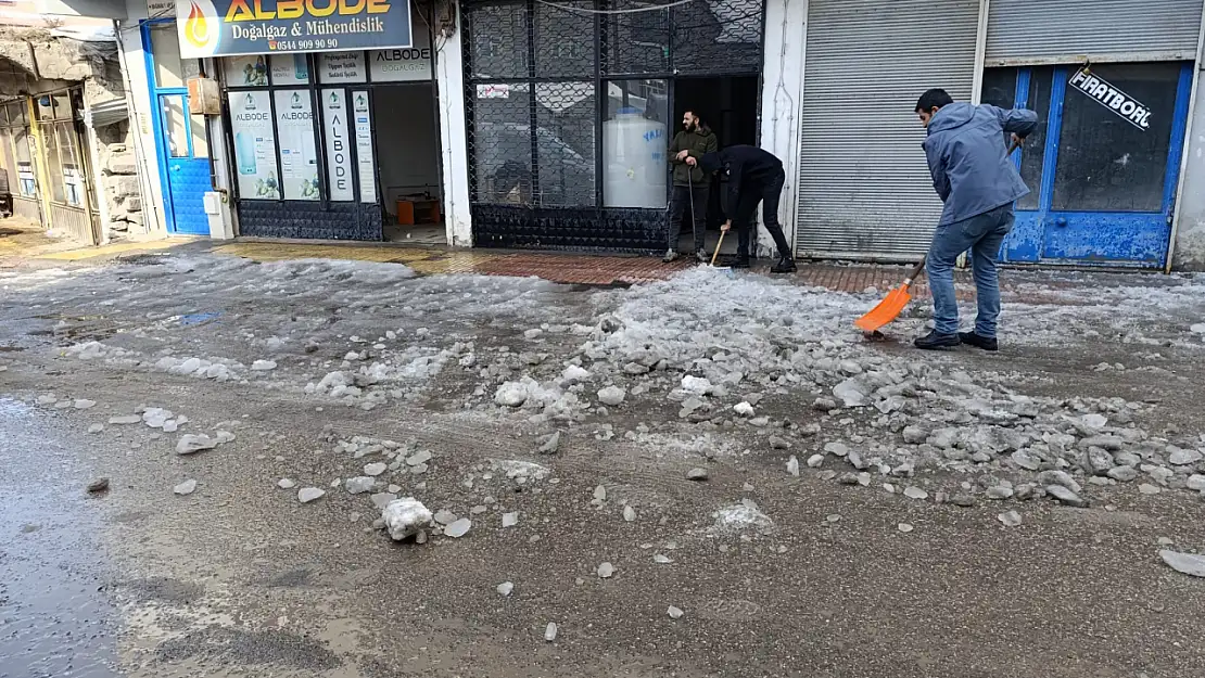 Ağrı'da esnaf kaldırımdaki buzları temizledi