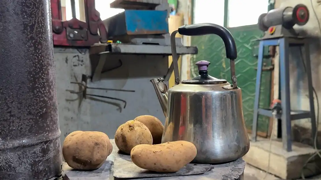 Ağrı'da esnafın sobada patates keyfi