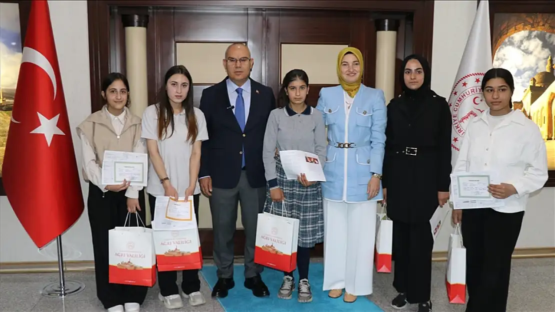 Ağrı'da ev ziyaretleri ile okullarına dönen çocuklara karnelerini Vali Koç verdi