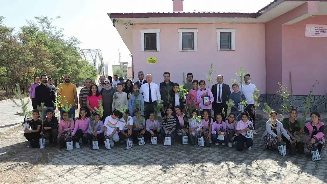 Ağrı'da fidanlar toprakla buluştu, umutlar yeşerdi