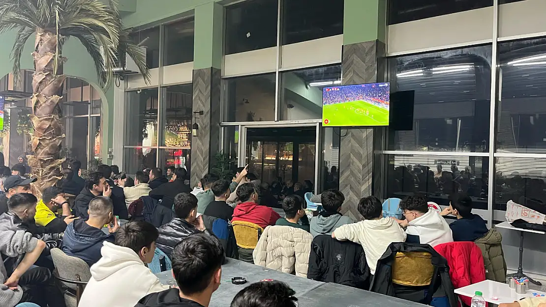 Ağrı'da futbolseverler derbi için mekanları doldurdu