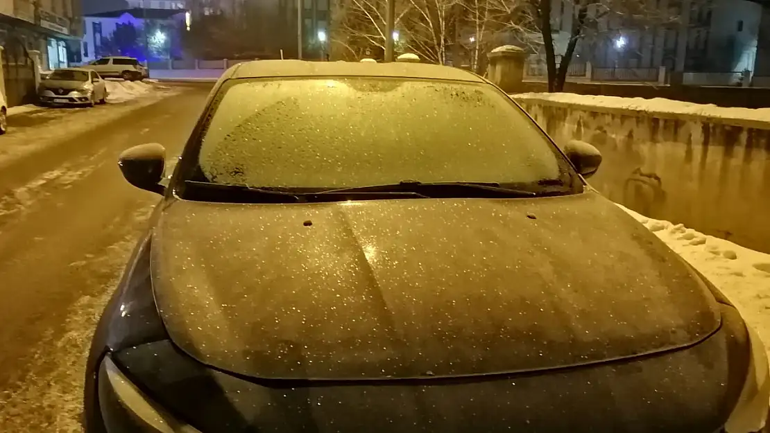 Ağrı'da gece soğuğu araçları esir aldı