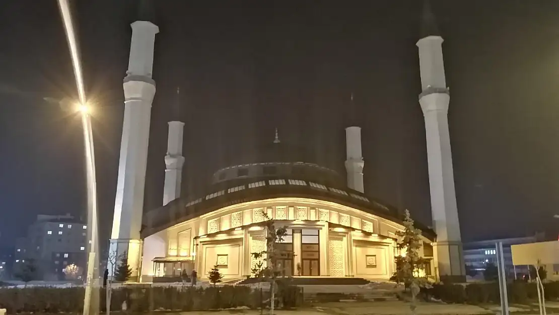 Ağrı'da gece soğuğu cadde ve sokakları boş bıraktı