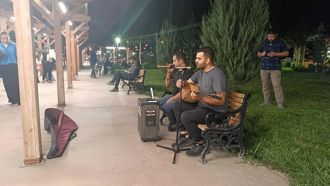 Ağrı'da genç sanatçının açık hava performansı ilgi gördü