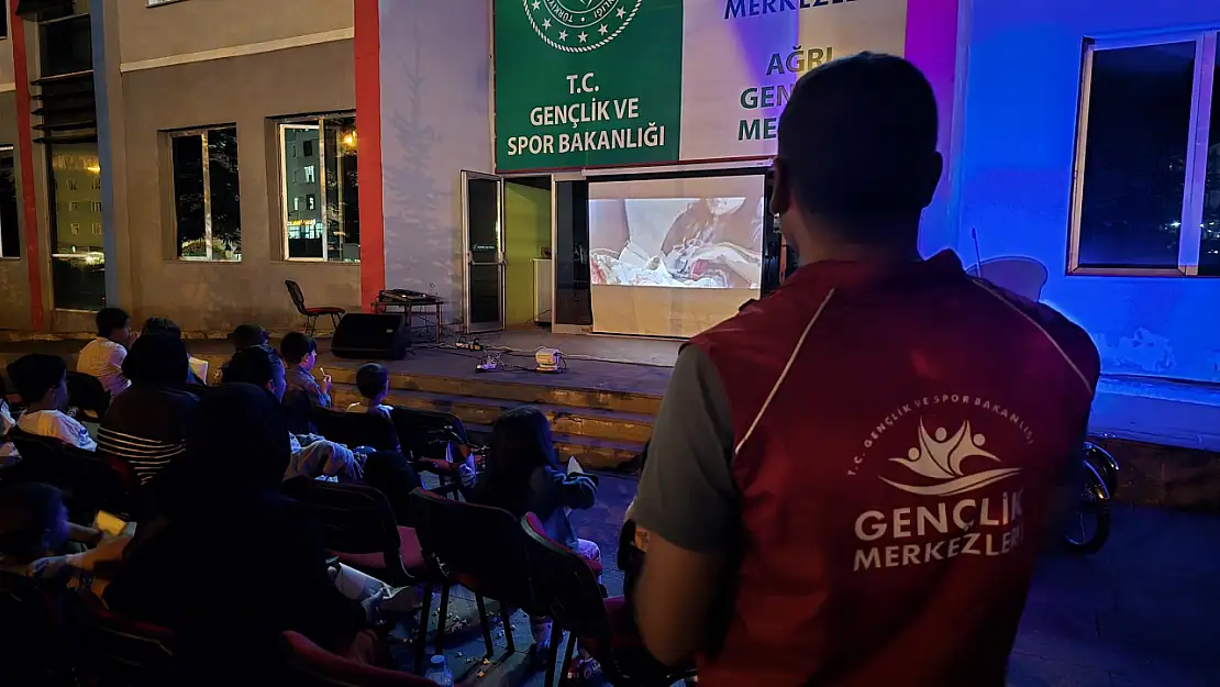 Ağrı'da gençler ve aileler açık hava sinemasında buluştu