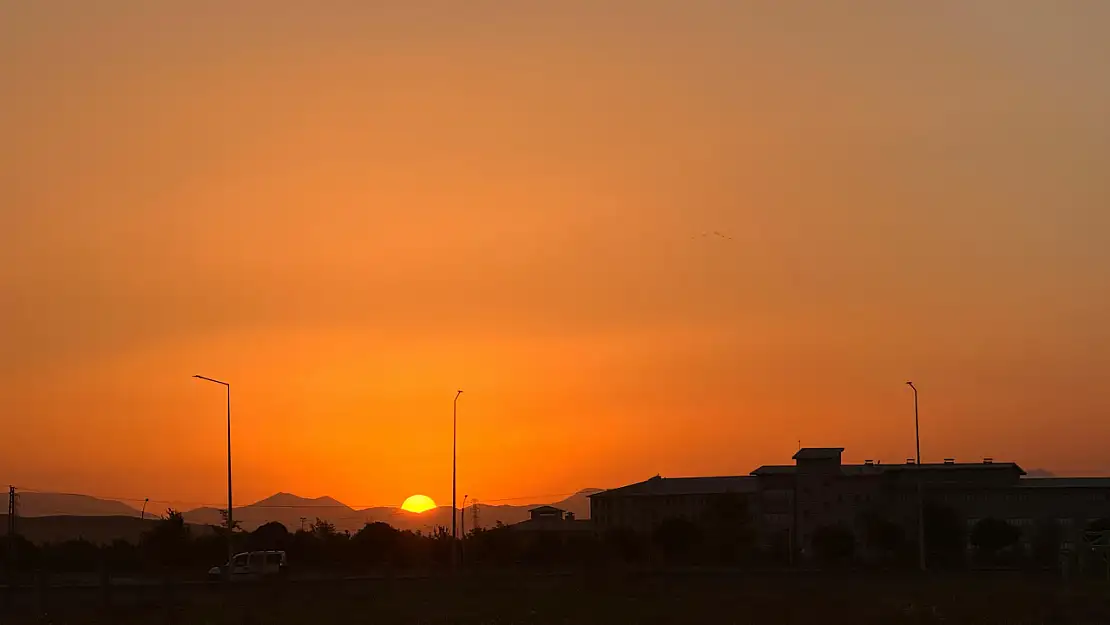 Ağrı'da gün batımının eşsiz tonu gökyüzünü kapladı