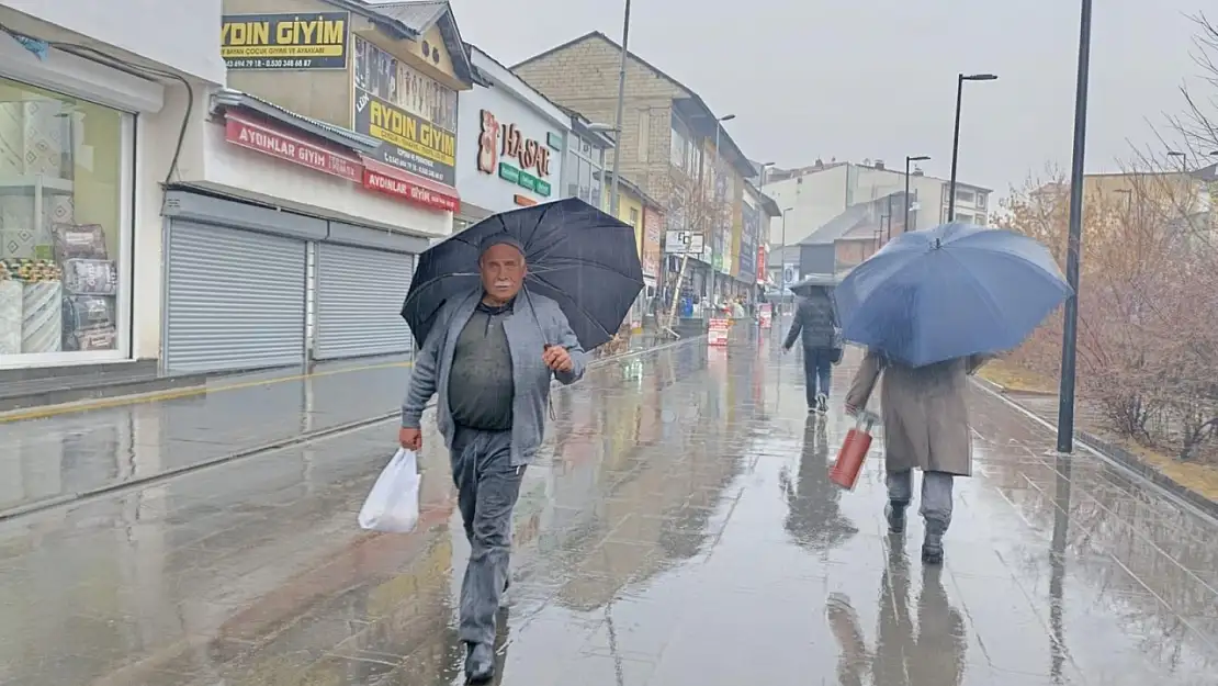 Ağrı'da güneşin yerini yağmur aldı