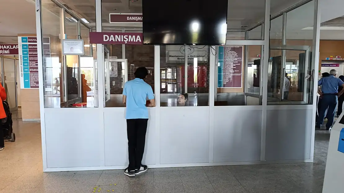 Ağrı'da hastane girişinde danışma personeli hastalara bilgi sunuyor