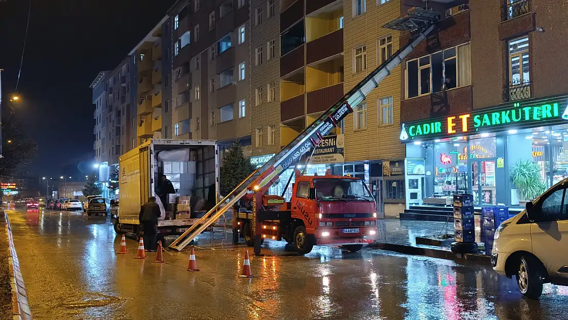 Ağrı'da iftardan sonra ev taşımacılığı devam ediyor