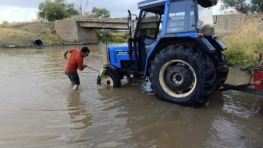 Ağrı'da iş sonrası traktör temizliği