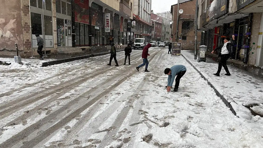 Ağrı'da Kar Yağışı Çocukları Sevindirdi