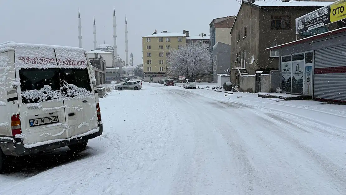 Ağrı'da Kar Yağışı Etkisini Artırdı: Kent Beyaza Büründü