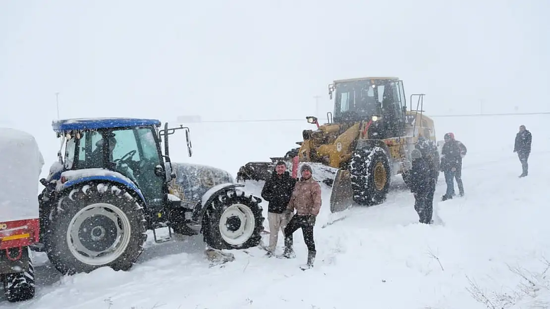 Ağrı'da kara saplanan traktör ve sürücüsü uzun uğraşlar sonucu kurtarıldı