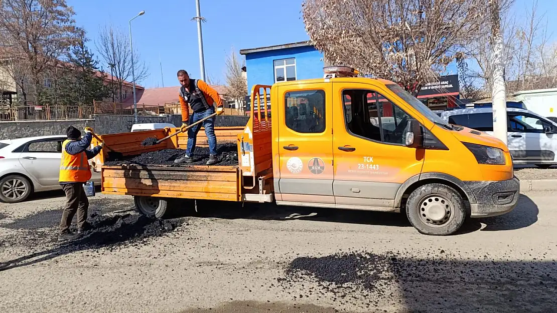 Ağrı'da karayolları ekipleri hasarlı yolları düzenliyor