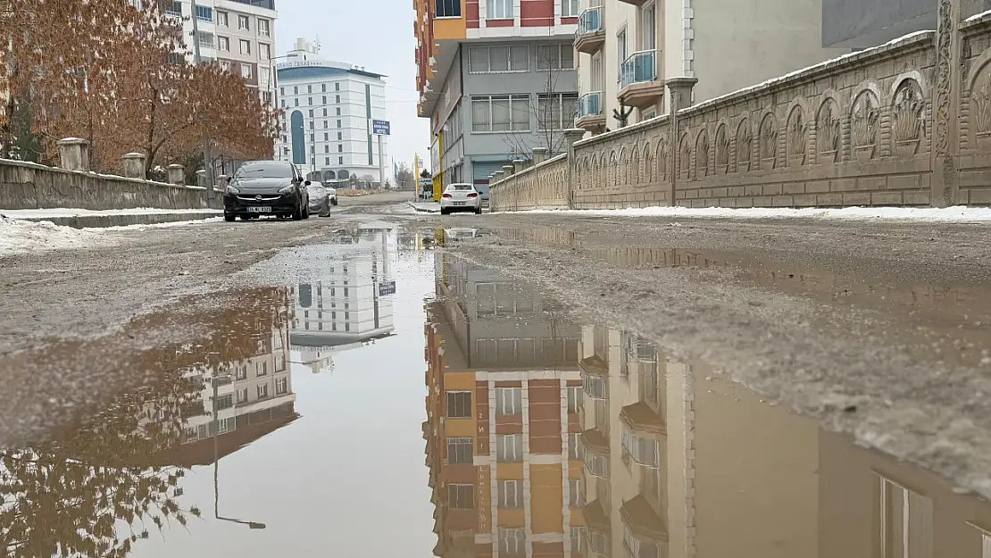 Ağrı'da karlar eridi çocuklar beyaz örtüye hasret kaldı