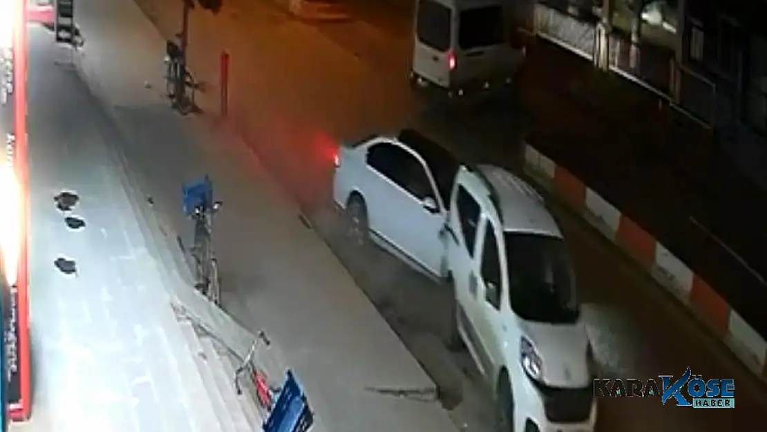 Ağrı'da kaza anı kameralara böyle yansıdı: Park halindeki araca arkadan çarptı