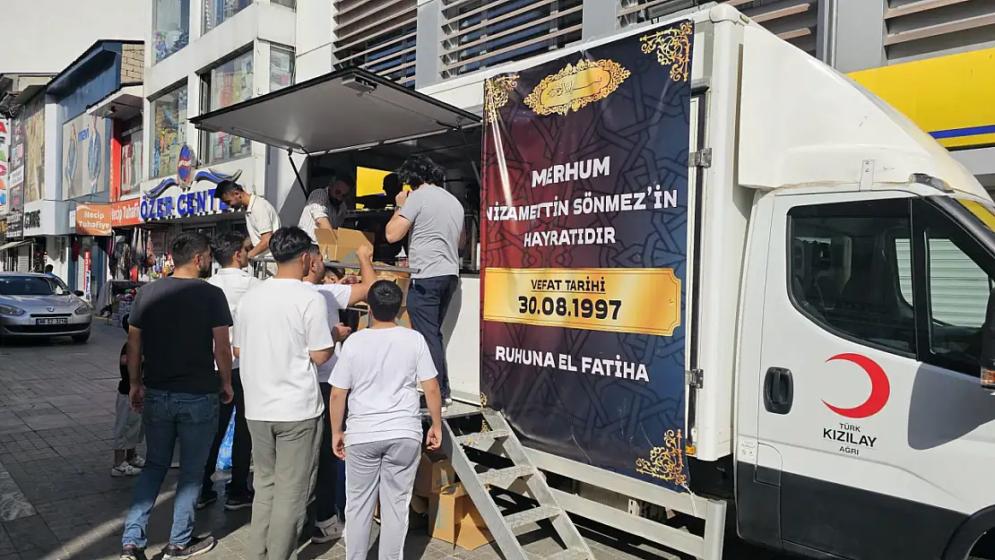 Ağrı'da Kızılay iş birliğiyle hayır etkinliği: Vatandaşlara lokma dağıtıldı