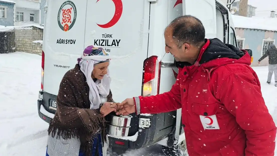 Ağrı Kızılay gönüllüleri iyiliği mahalle mahalle ulaştırıyor