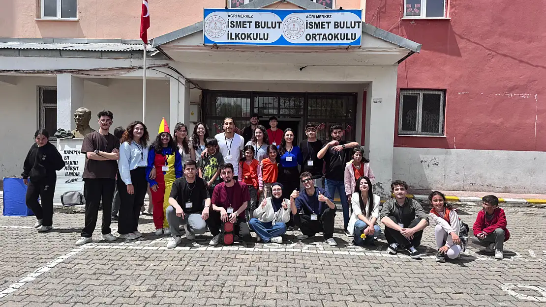 Ağrı'da köy okulundaki minikler temizlik kahramanları ile tanıştı