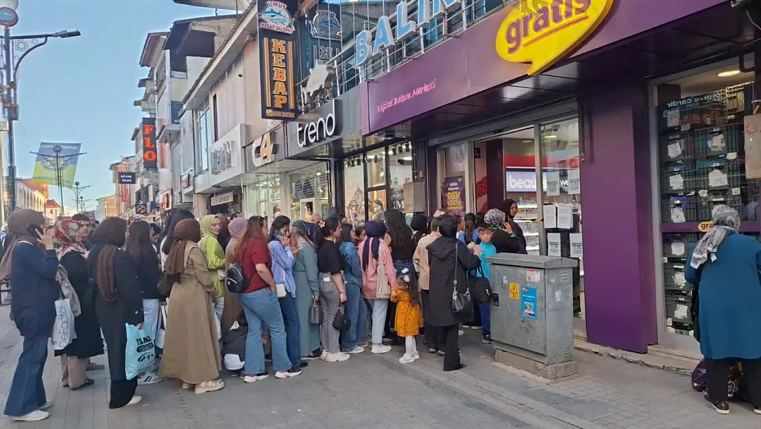 Ağrı'da kozmetik mağazası önünde indirim kuyruğu oluştu