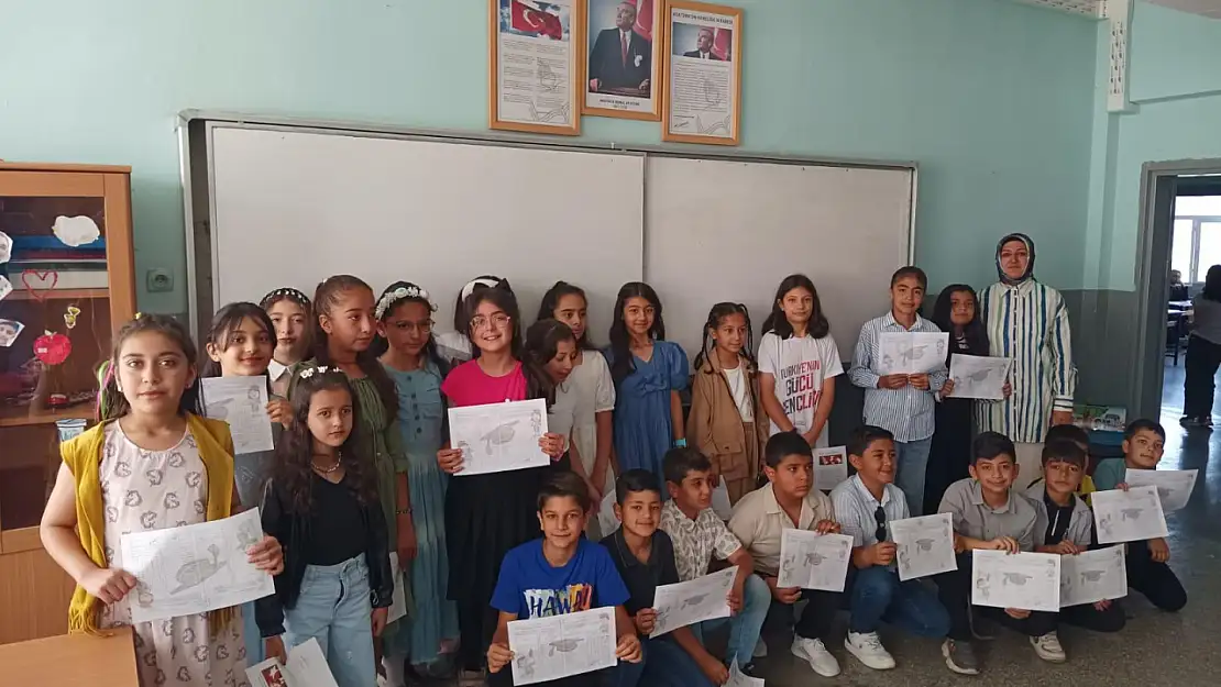Ağrı'da küçük mezunlar öğretmenlerine sarılarak veda etti