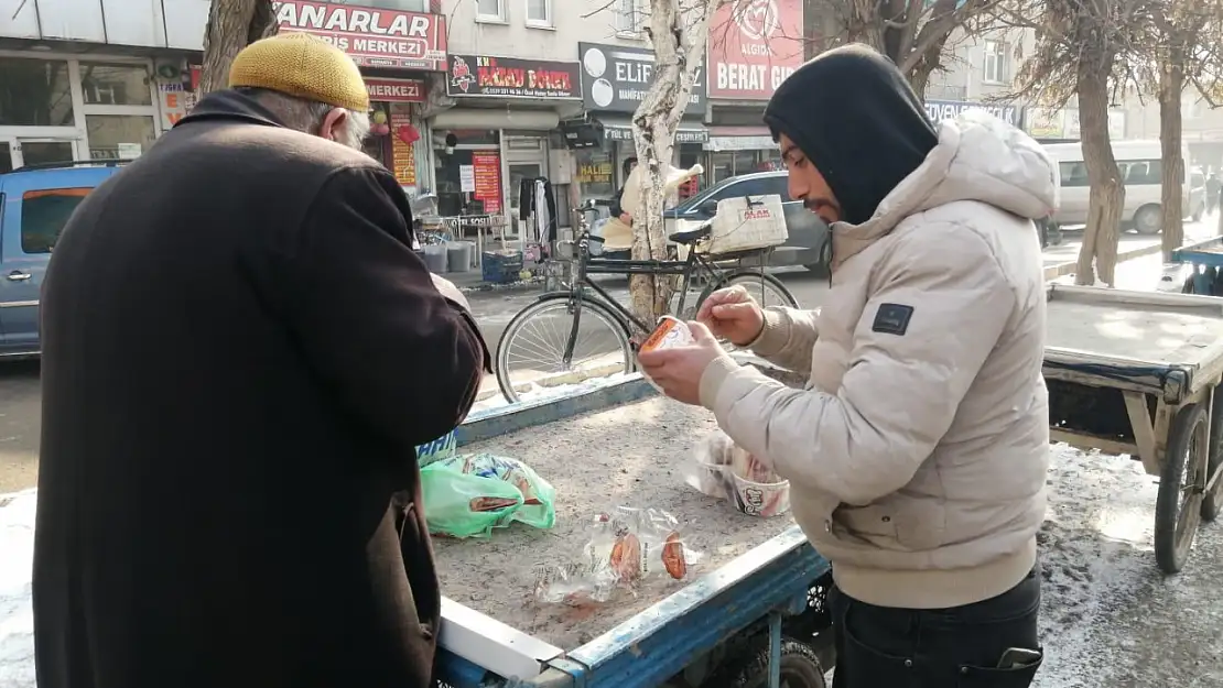 Ağrı'da mahalle sakinlerine çorba ikramı