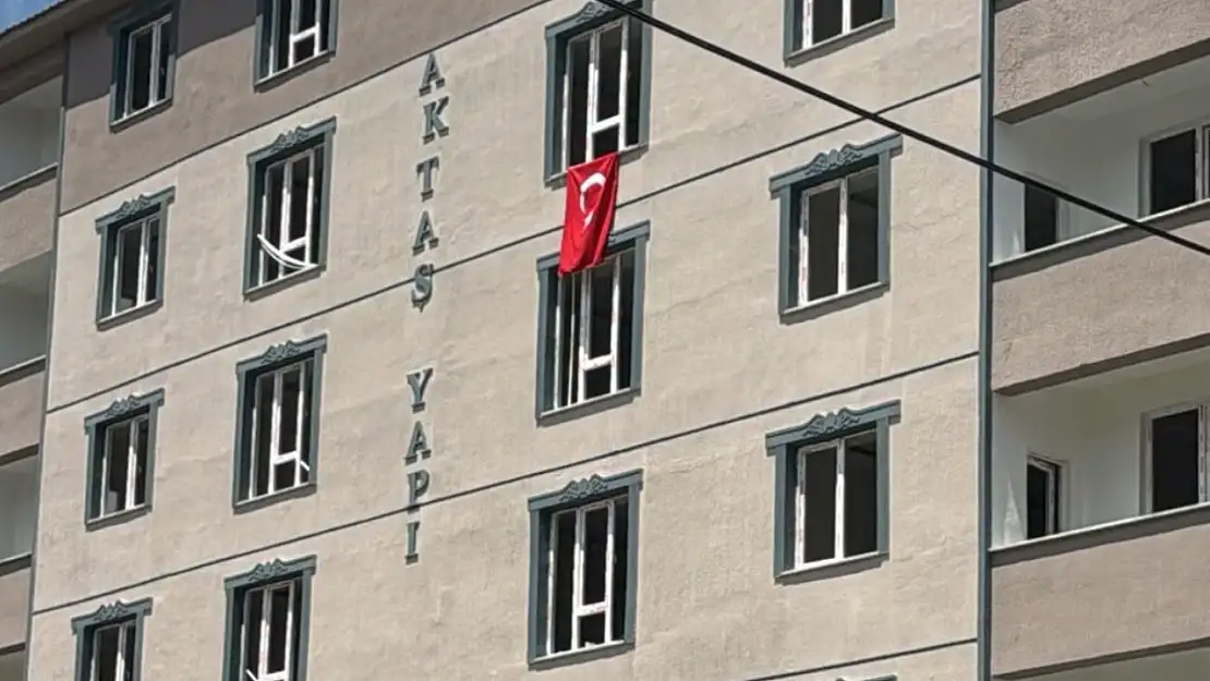 Ağrı'da milli birlik görüntüsü: Aktaş Yapı bayraklarıyla dikkat çekti