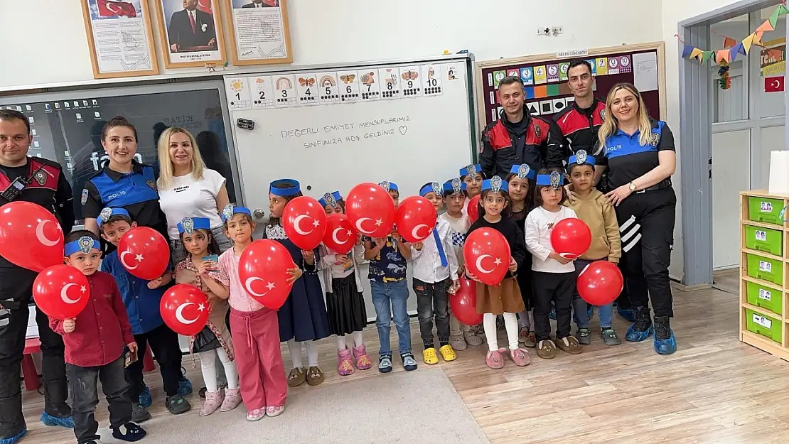 Ağrı'da minik öğrencilerle buluşan Yunuslar güvenlik bilinci aşıladı