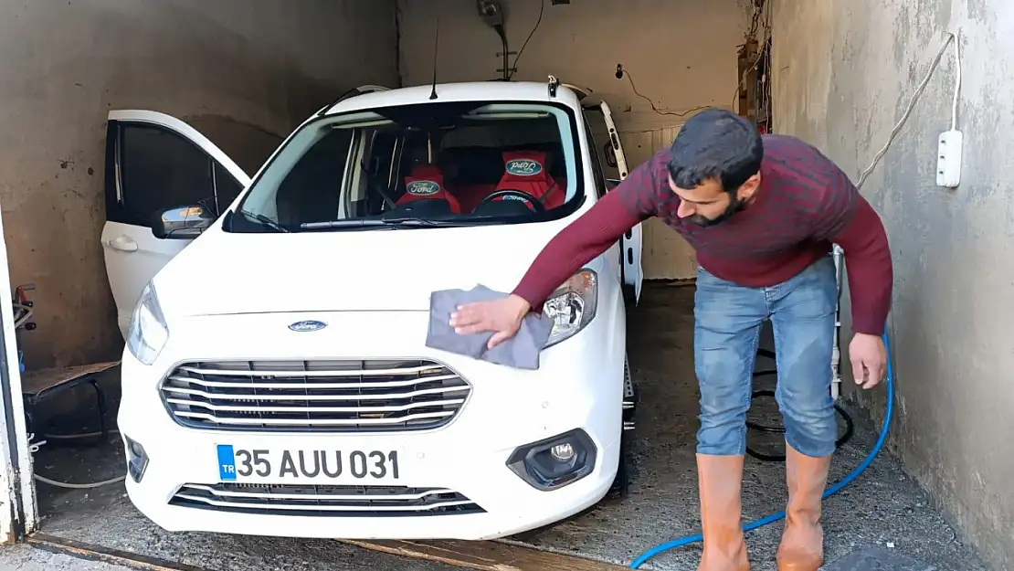 Ağrı'da oto yıkamacılar bahara hazırlık için yoğun mesaiye başladı