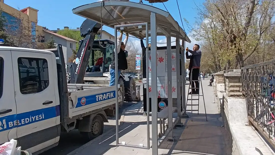 Ağrı'da otobüs durakları yenileniyor