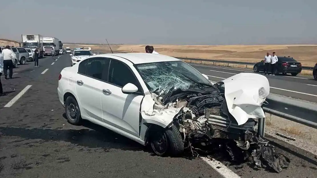 Ağrı'da otomobil traktöre yandan çarptı, kazada 2 kişi yaralandı