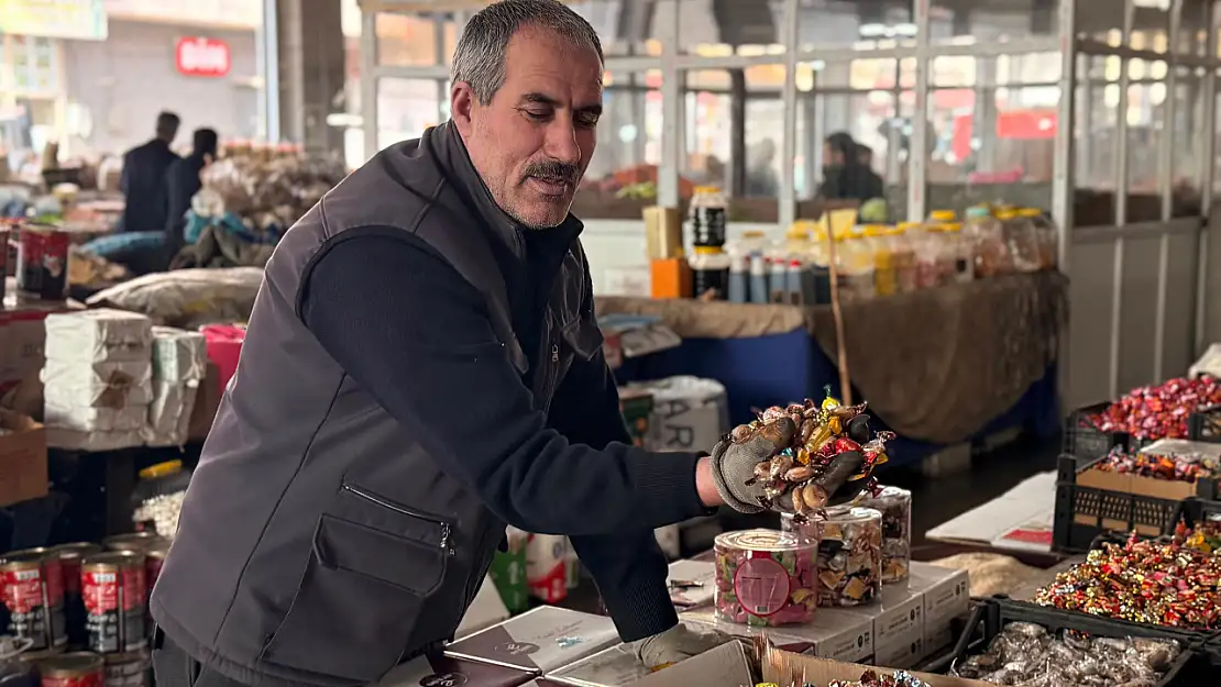 Ağrı'da pazar esnafı bayram için tezgâhlarını düzenledi