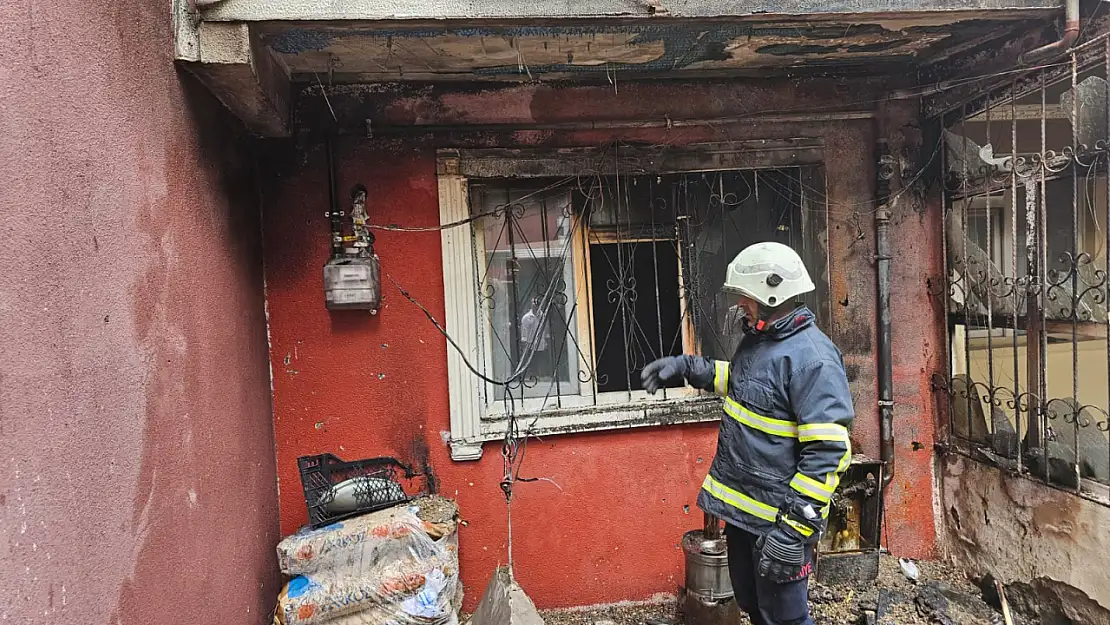 Ağrı'da sabah karşı başlayan ev yangını büyük panik yaşattı