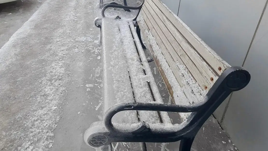 Ağrı'da şehrin her köşesi buz kesti