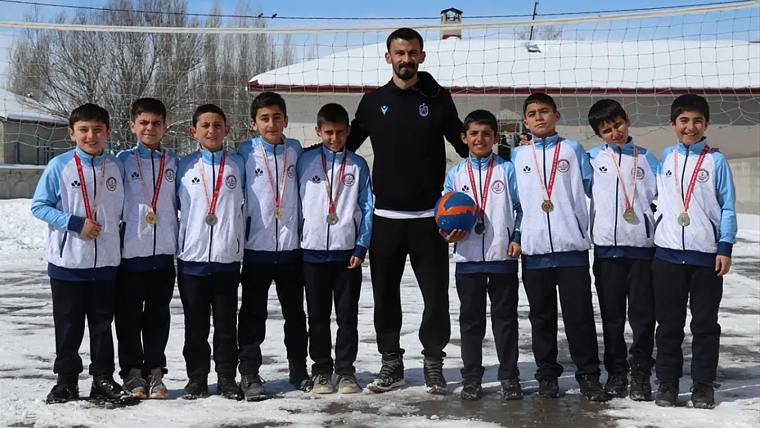 Ağrı'da Selçuk öğretmen, köy okulundaki öğrencilerine spor sevgisi aşılıyor