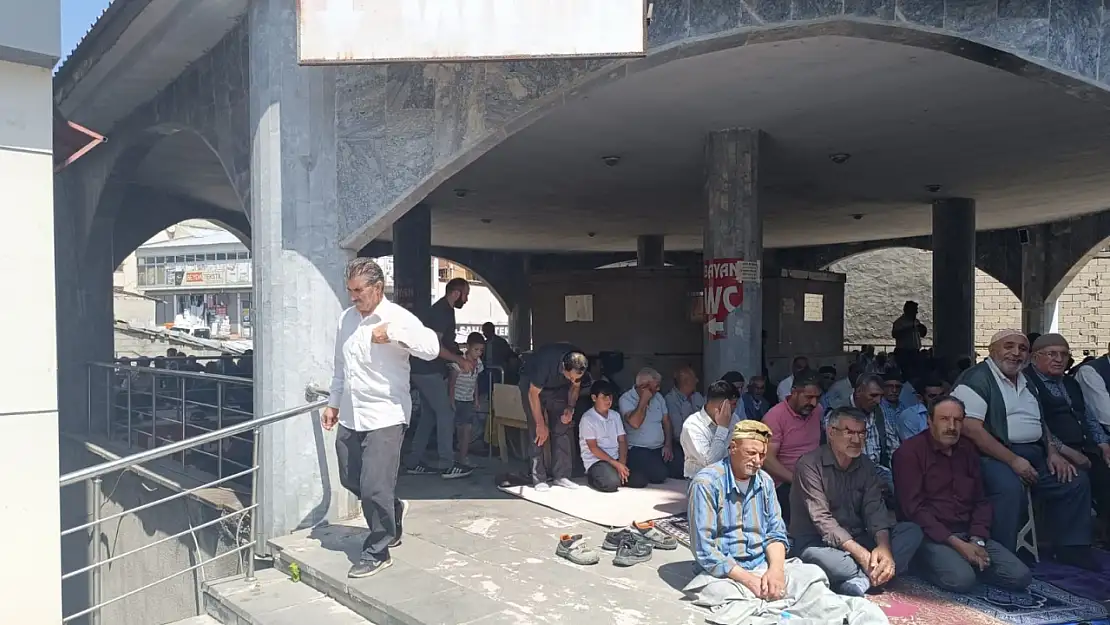 Ağrı'da sıcak havaya rağmen cemaat, dış mekânda ibadet etti