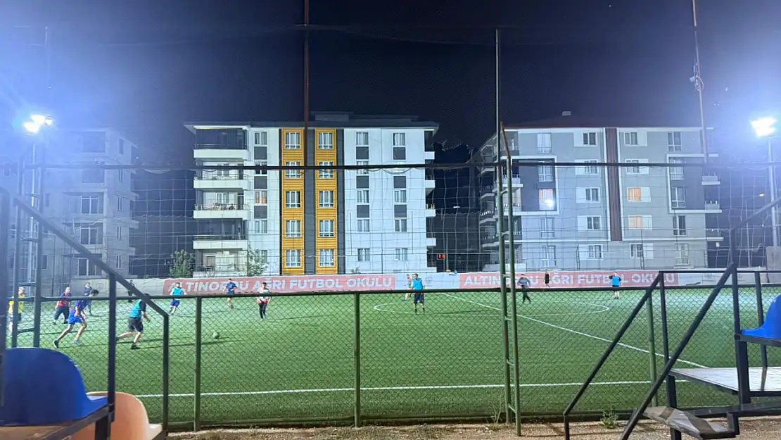 Ağrı'da sıcak yaz akşamlarının vazgeçilmezi halı saha maçları oldu