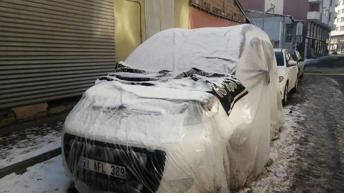 Ağrı'da soğuk hava araçları battaniyeye sardırdı