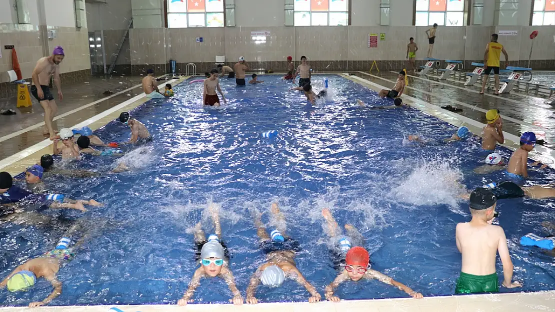 Ağrı'da spor dostu kampüste binlerce çocuğa yüzme öğretildi
