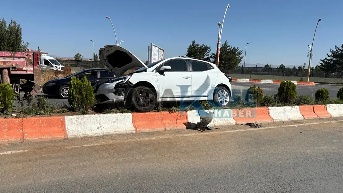 Ağrı'da kontrolden çıkan otomobil refüje çıktı