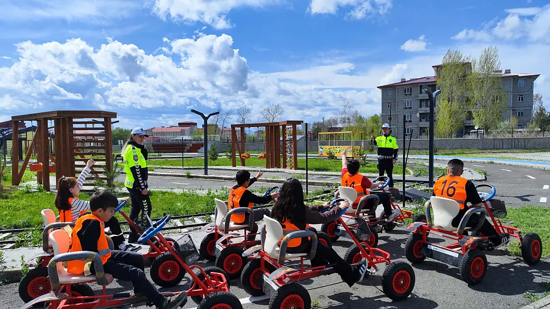 Ağrı'da trafik eğitimi oyunla buluştu, çocuklar güvenli yarınlara hazırlandı